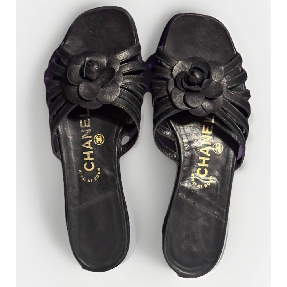 Chanel Black Camellia Flower CC Logo Sandals Leather Flats Size 37 7 Runway Rare